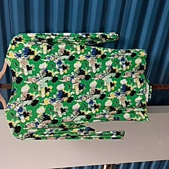 Dana Buchman Green Floral Wrap front Top - Picture 3 of 3